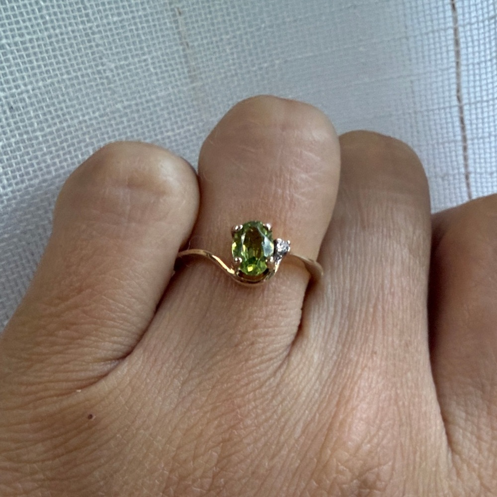 Vintage 14k solid Gold Ring with peridot - Picture 2 of 9